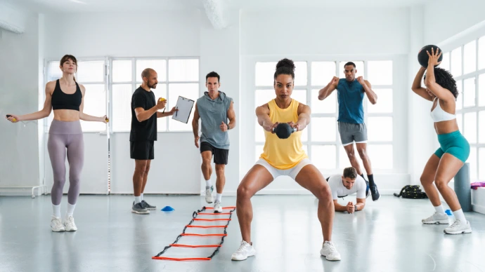 Programmes kinésiologie en entreprise - santé au travail. Employés suivant un programme de kinésiologie pour améliorer leur condition physique et posture au travail